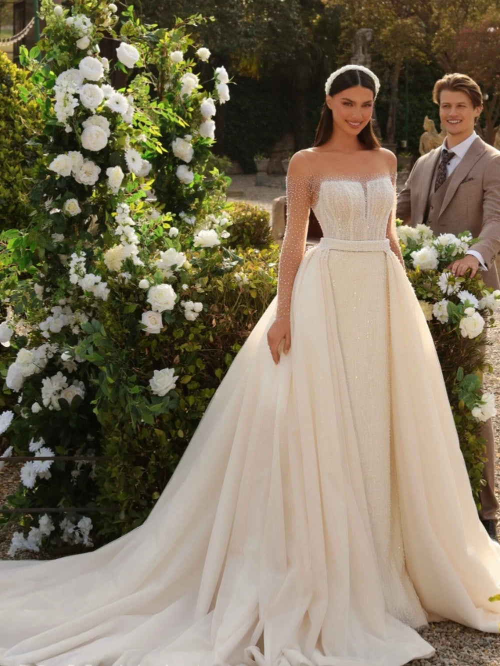 Indulge in luxury with our Robe Amaris, a classic O-neck wedding dress that exudes elegance and sophistication. Adorned with sparkly sequins and beads, this mermaid style gown features a detachable train for added drama. Make a statement on your special day with this exclusive piece.
