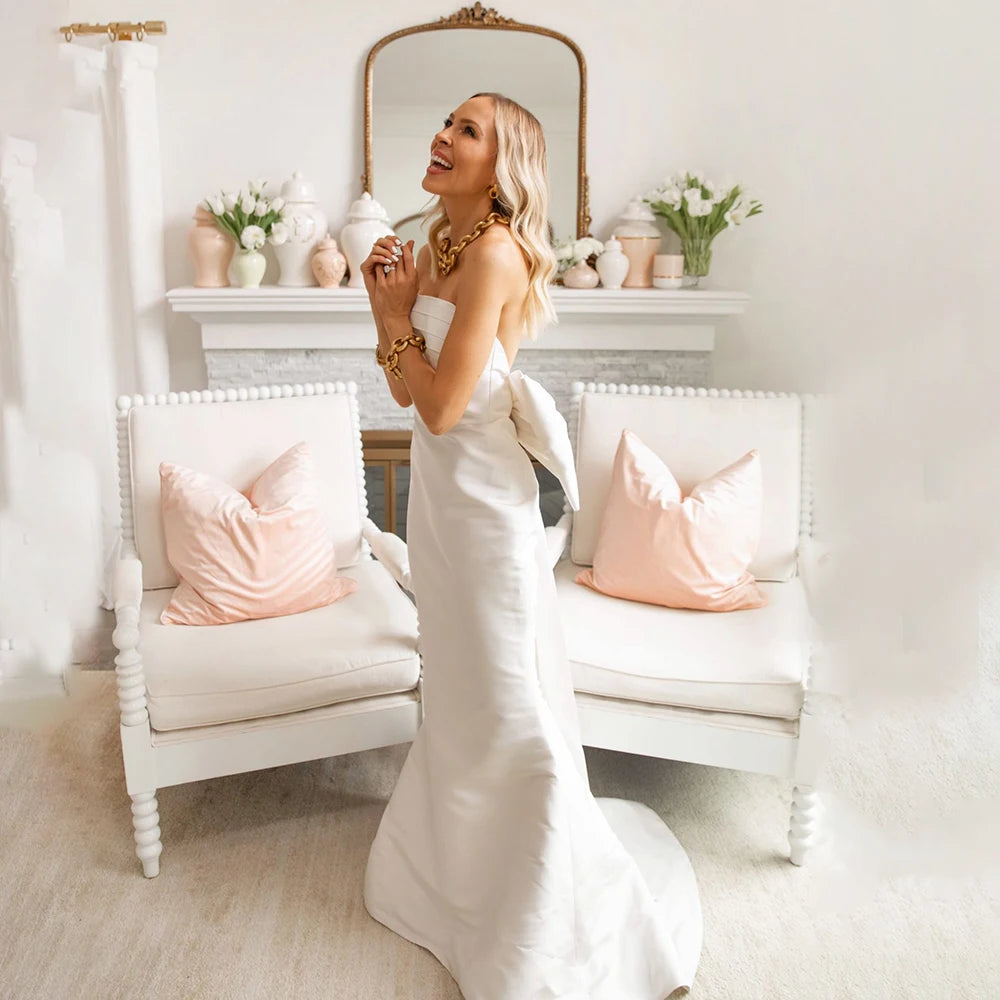 Elevate your bridal look with the Robe Cupid. This elegant satin gown features a detachable bow train for versatility and a simple design that exudes sophistication. The perfect choice for a classic and timeless bridal ensemble, made for the modern bride.