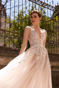 Elevate your wedding day look with our exquisite Robe Lumière. Delicate lace and a flattering A line cut come together in this Abito Da Sposa, ensuring a graceful silhouette. Let the romance of a long lace wedding dress add a touch of luxury to your special day.