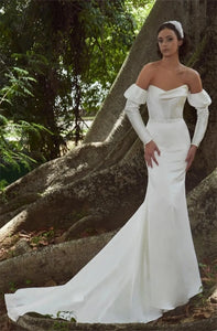 Be one of a kind in this exquisite Robe Brielle. Its simple trumpet shape, strapless design, brush floor length, and open back is crafted from the finest charmeuse fabric, making you feel glamorous and sophisticated on your special day. A timeless choice for your wedding dress or special occasion.
