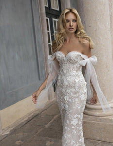 Make your wedding day extra special in our one-of-a-kind Robe Beau! This off-the-shoulder lace beauty will have you feeling like a princess, with its appliqué details, fit for a queen! Lace up your wedding day look with the Robe Beau and make it a moment you'll never forget!