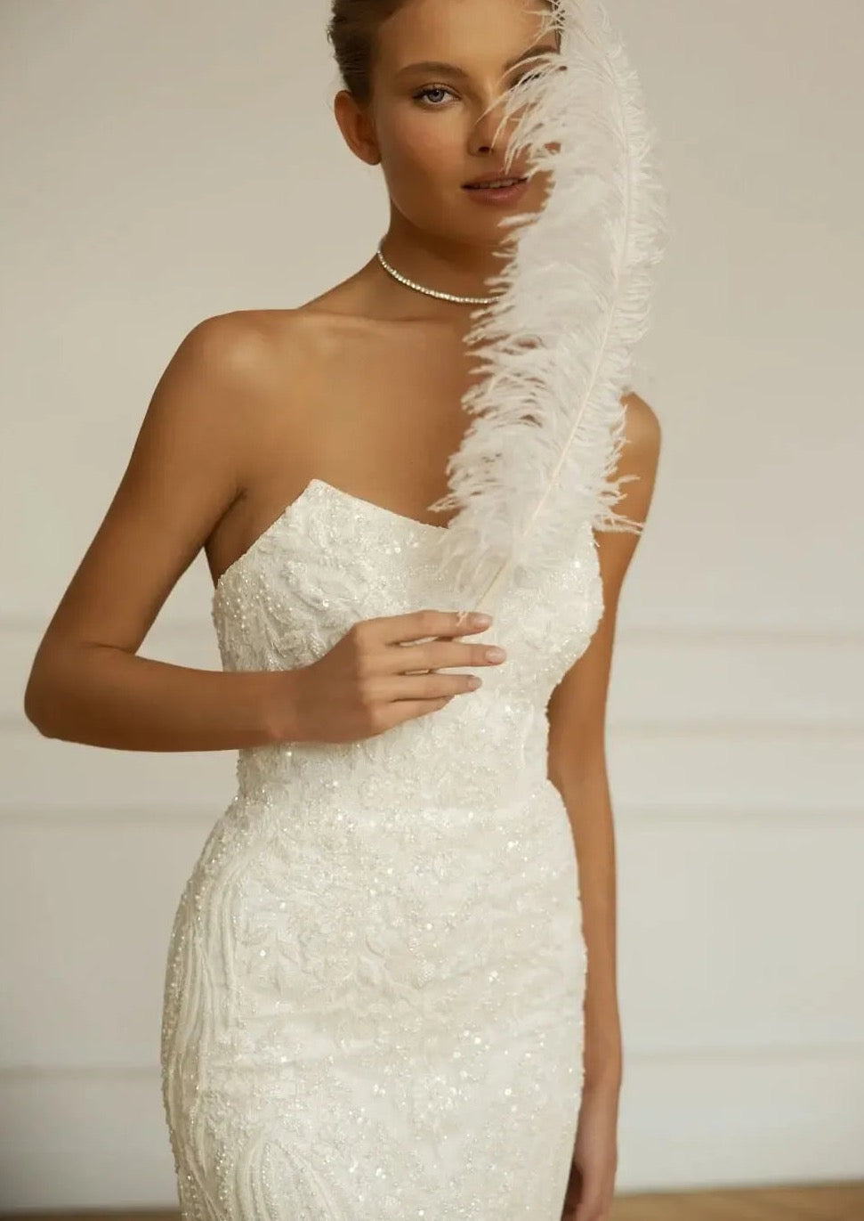 The Robe Natassia is perfect for the bride who likes options! With a detachable train, this sleeveless sheath bridal gown can be easily transformed for a more versatile look. The neckline adds an elegant touch, making it a great choice for any wedding. (Vow to wow!)