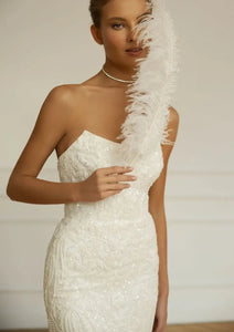 The Robe Natassia is perfect for the bride who likes options! With a detachable train, this sleeveless sheath bridal gown can be easily transformed for a more versatile look. The neckline adds an elegant touch, making it a great choice for any wedding. (Vow to wow!)