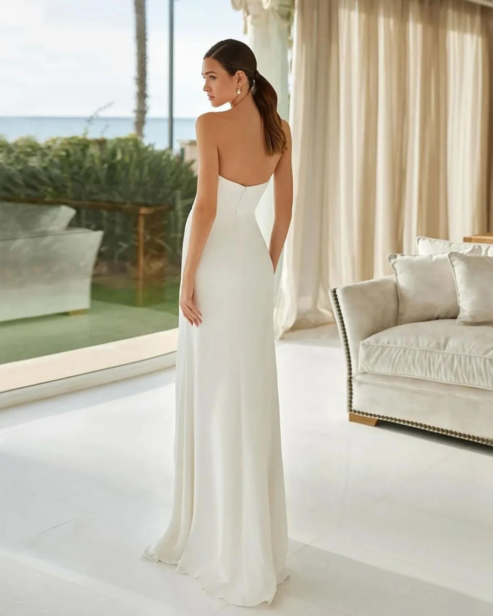 Enhance your bridal glow with the vintage elegance of the Robe Albertine. This mermaid style dress features intricate 3D flowers, highlighting your curves and creating a timeless look. The backless design adds a touch of sensuality, perfect for making a statement on your special day.