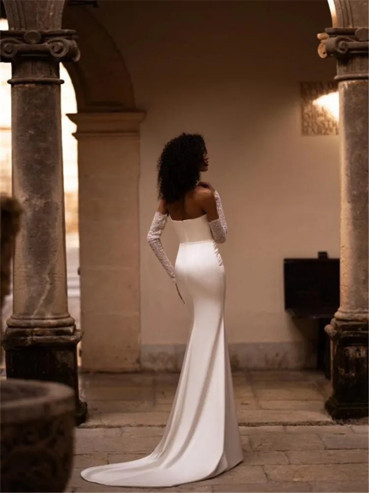 Indulge in luxury with the Robe Porter. This satin wedding dress doubles as a detachable 2-in-1 gown, making it perfect for any modern bride. The mermaid silhouette exudes simplicity and elegance, while the intricate design alludes to the world of high fashion. Elevate your special day with the Robe Porter.