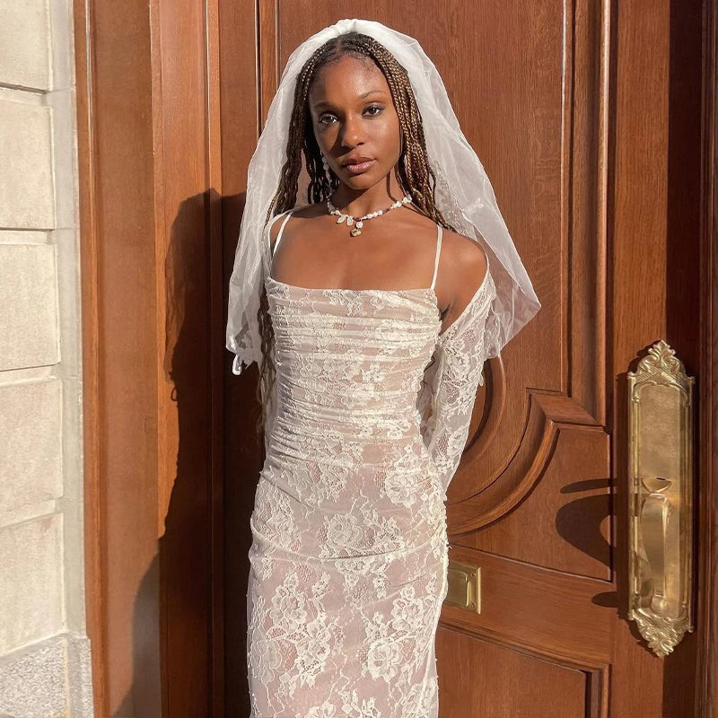 Feel elegant and chic on your special day with our Robe Milla. This simple and lace bridal dress will add a touch of sophistication to your wedding look. With its effortless design, you'll feel confident and beautiful as you walk down the aisle. Say "I do" in style.