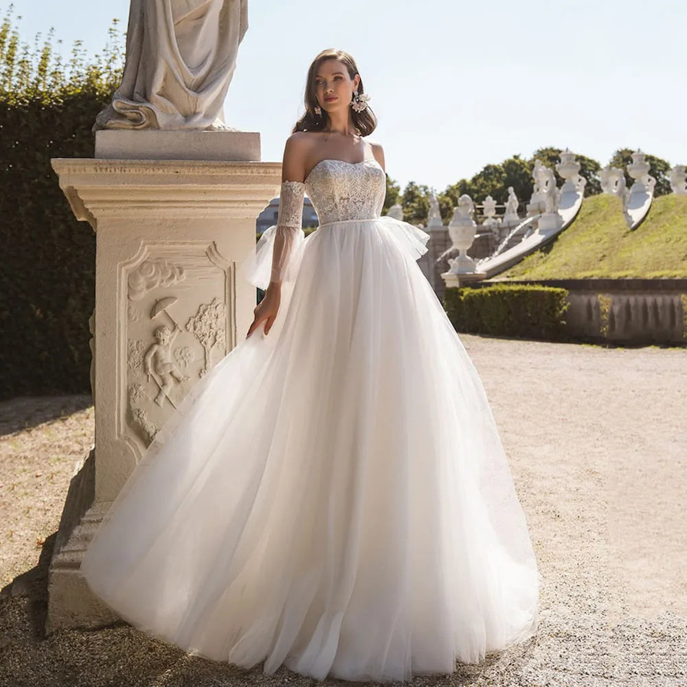 Look stunning on your special day with the Robe Danique. The off the shoulder design and delicate lace appliques give this dress a romantic, boho feel. The tulle sweep train adds a touch of elegance, making it perfect for a civil wedding. Say "I do" in style with this beautiful bridal dress.
