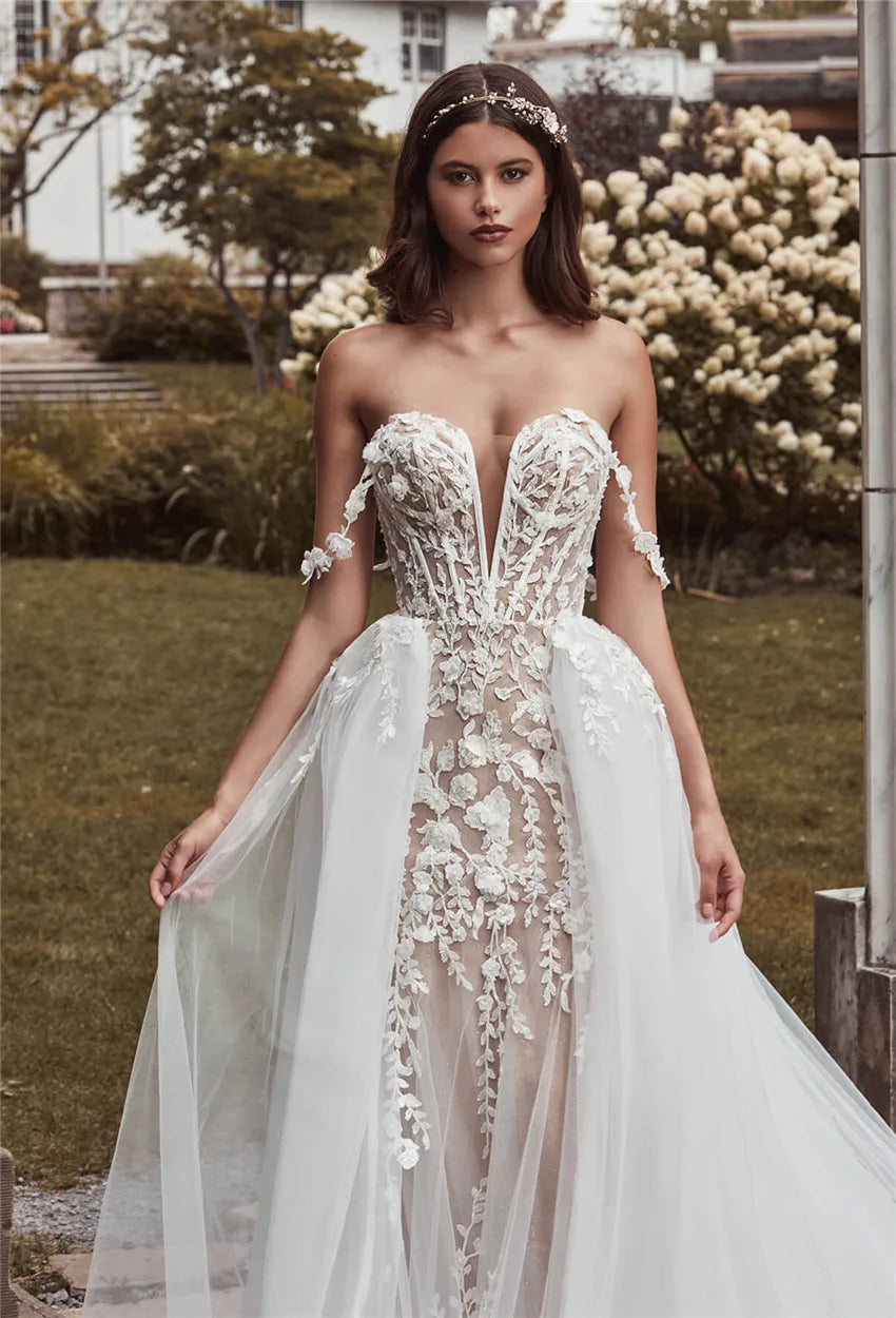 Adorn yourself in luxury with the Robe Olivette, a stunning lace wedding dress fit for a mermaid princess. This dress boasts intricate lace detailing and a form-fitting silhouette to enhance your natural beauty on your special day. Elevate your wedding look with the sophisticated elegance of the Robe Olivette.