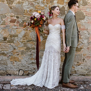 Robe Iolanthe is a stunning choice for any special occasion. It features a  bohemian mermaid lace fabric, custom-made armbands and a sheath silhouette. Look gorgeous and feel your best in this beautiful dress.