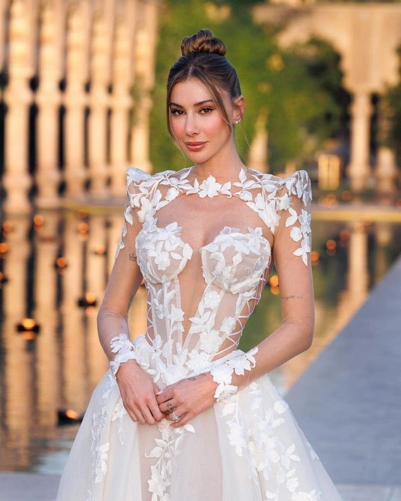 Look royal and sophisticated on your special day in our Robe Heloise gown, featuring stunning lace details. Enjoy being the center of attention in this beautiful and charming bridal gown.