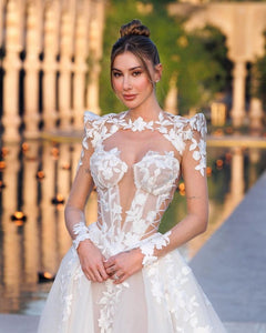 Look royal and sophisticated on your special day in our Robe Heloise gown, featuring stunning lace details. Enjoy being the center of attention in this beautiful and charming bridal gown.