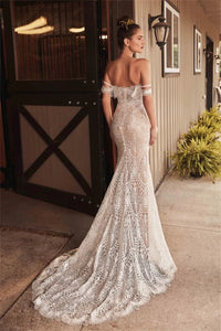 Introducing Robe Lana, the perfect wedding dress for a woman looking for elegance and sophistication. With its trumpet silhouette, sweetheart neckline, and delicate lace and applique detailing, this dress will make you feel like a true bride on your special day. Make a statement with Robe Lana and radiate beauty and grace.