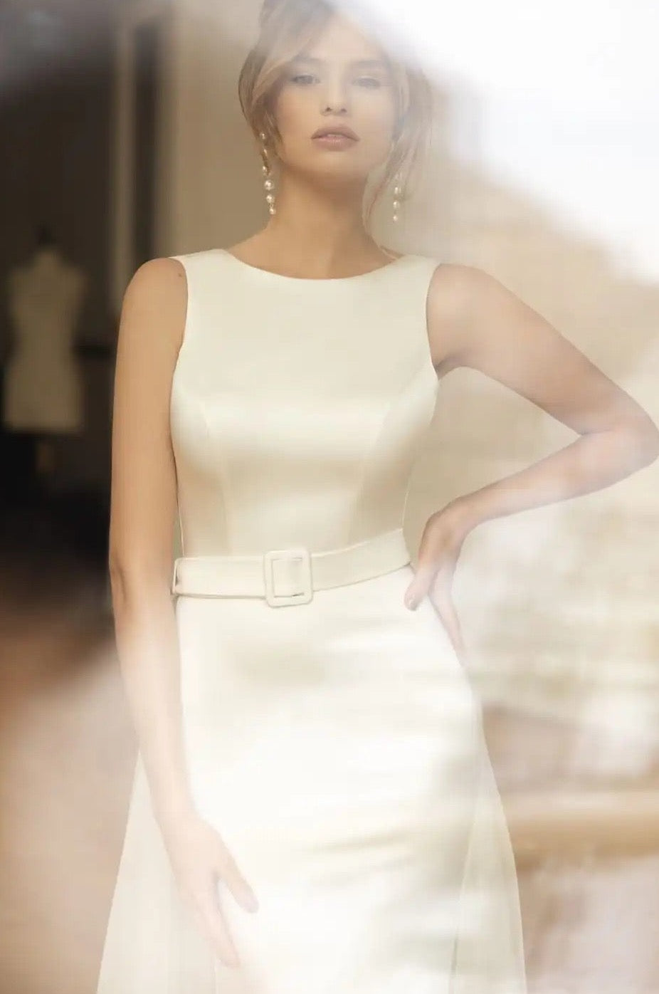 The beautiful boheme Robe Eloise is a one-of-a-kind bridal gown that combines sophistication and modernity in perfect harmony. With its unique scoop sleeve design and luxurious fabric, this robe is sure to add a touch of elegance to your special day.