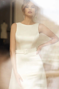 The beautiful boheme Robe Eloise is a one-of-a-kind bridal gown that combines sophistication and modernity in perfect harmony. With its unique scoop sleeve design and luxurious fabric, this robe is sure to add a touch of elegance to your special day.