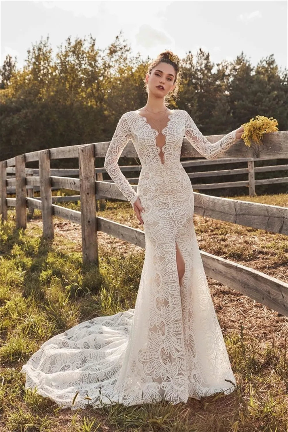 Introducing the Robe Cindy - the perfect combination of elegance and style. With its mermaid silhouette, V-neckline, and sweeping lace and tulle, this bridal gown is sure to turn heads on your special day. Make a statement and feel confident in this stunning dress.