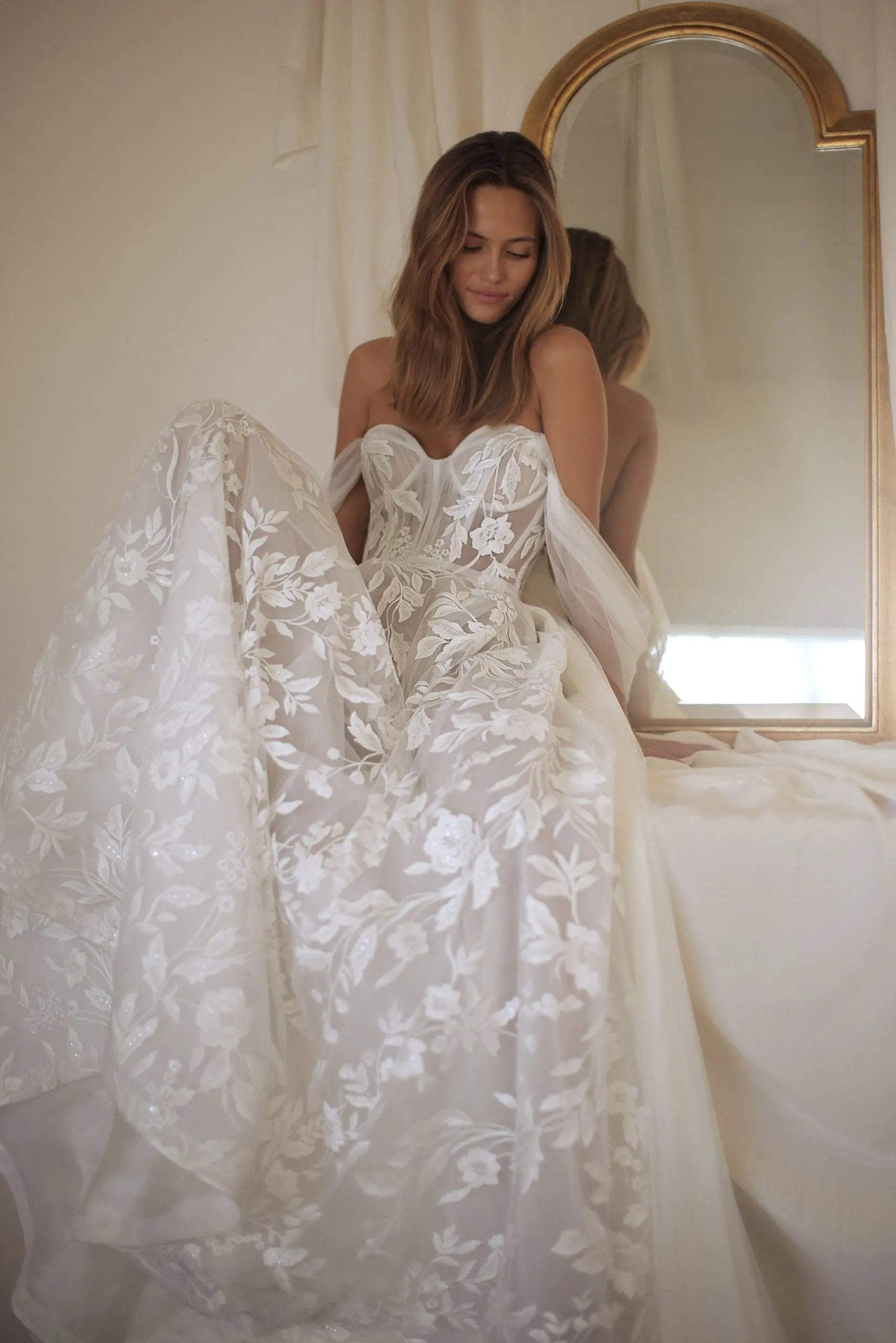 Introducing the Robe Romany, a stunning wedding dress that exudes elegance and sophistication. With its off-shoulder design and A-line silhouette, this dress is perfect for any bride looking to make a statement on their special day. Its luxurious look and feel will make you feel like a true queen on your wedding day.
