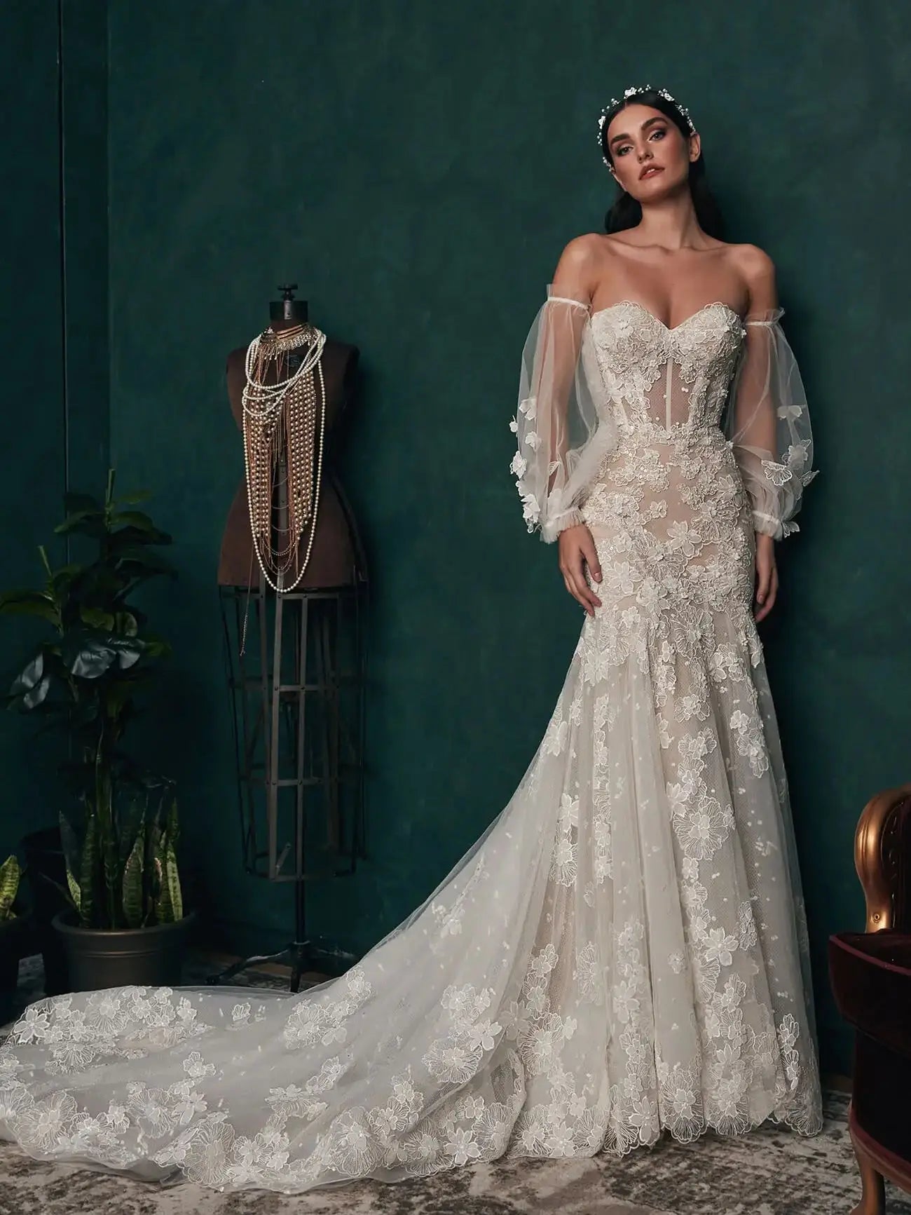 Exude elegance in our Dress Merle - the ultimate luxury bridal gown. Featuring exquisite long-sleeved lace details, this dress is perfect for the modern bride seeking a touch of romance. Elevate your special day with this stunning wedding dress.