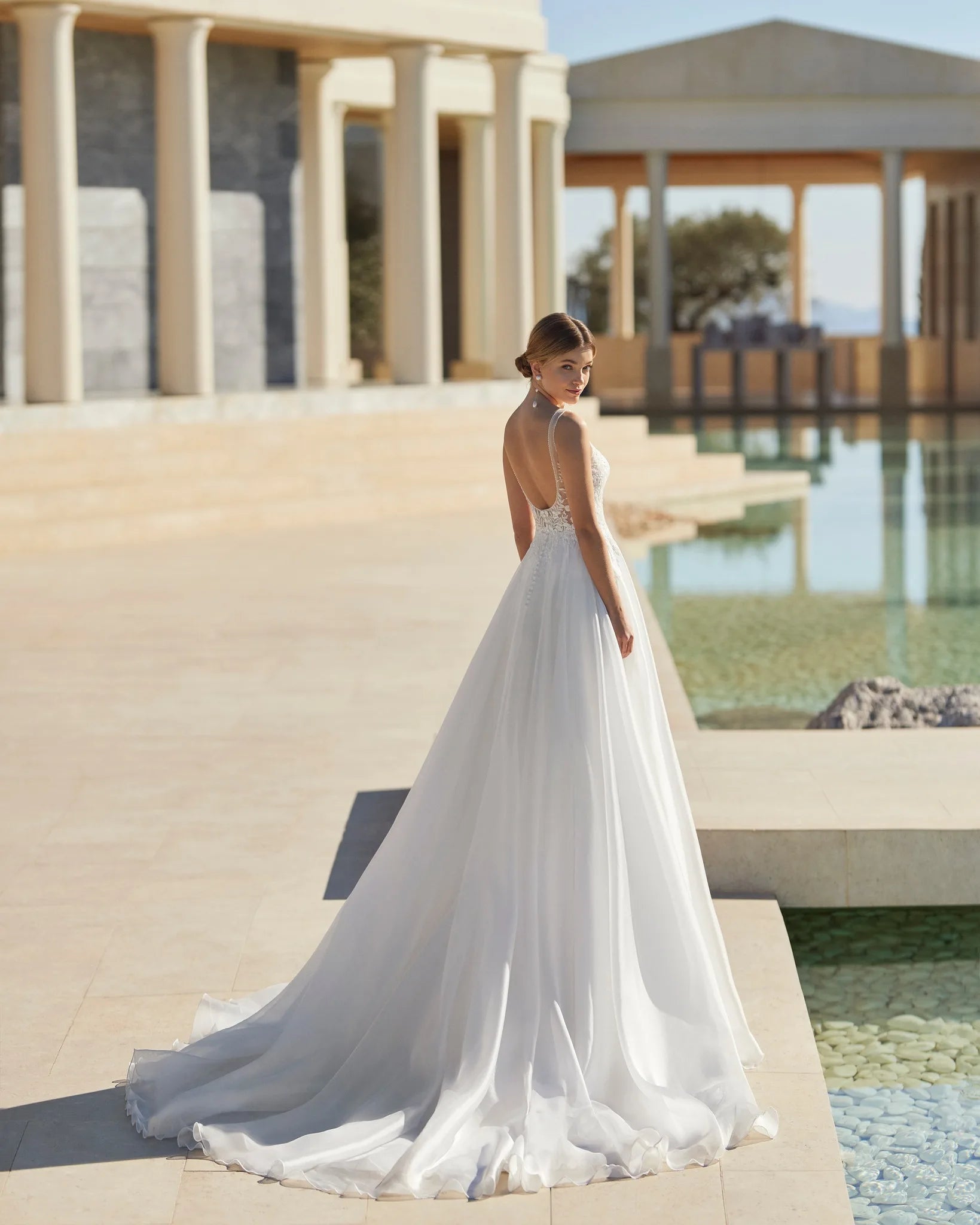Feel like a modern princess in our Dress Jossette! With a square neck, delicate spaghetti straps, and a stunning open back, this ivory wedding dress is sure to turn heads. Made with high-quality tulle, this custom piece is perfect for your special day. And with a sweeping train, you'll feel like royalty as you walk down the aisle. Order now and make your dream wedding a reality!