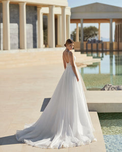 Feel like a modern princess in our Dress Jossette! With a square neck, delicate spaghetti straps, and a stunning open back, this ivory wedding dress is sure to turn heads. Made with high-quality tulle, this custom piece is perfect for your special day. And with a sweeping train, you'll feel like royalty as you walk down the aisle. Order now and make your dream wedding a reality!