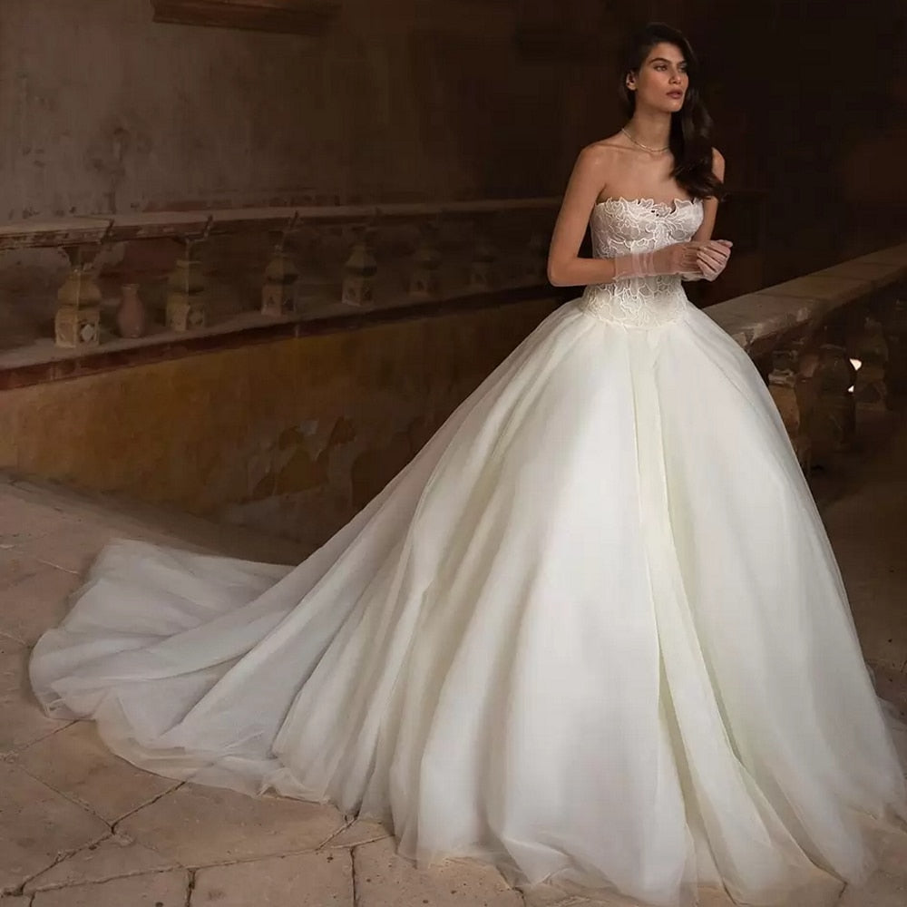 Look like a royal princess on your big day in the Robe Ottilie bridal gown. Styled after medieval court fashion, this dress adds a touch of elegance and timeless charm to your special day. Receive compliments from your family and friends with this beautiful and unique gown.