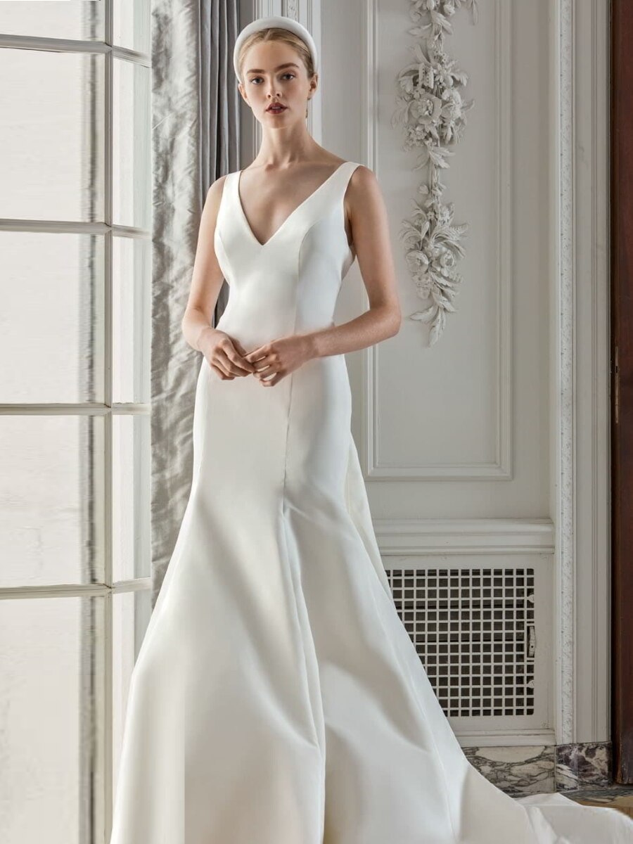 Looking for a gown fit for a queen? Meet Robe Chantal, our exquisite mermaid bow open back wedding gown. Designed with delicate French lace and a touch of princess charm, this gown will have you feeling like royalty on your special day.