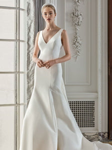 Looking for a gown fit for a queen? Meet Robe Chantal, our exquisite mermaid bow open back wedding gown. Designed with delicate French lace and a touch of princess charm, this gown will have you feeling like royalty on your special day.