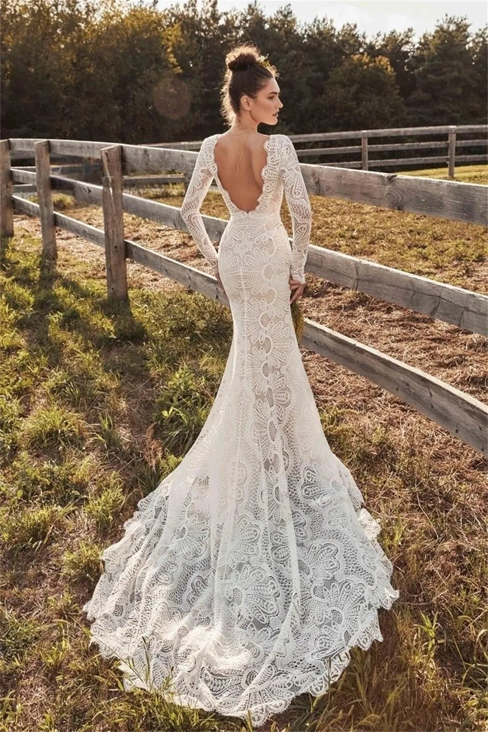Introducing the Robe Cindy - the perfect combination of elegance and style. With its mermaid silhouette, V-neckline, and sweeping lace and tulle, this bridal gown is sure to turn heads on your special day. Make a statement and feel confident in this stunning dress.