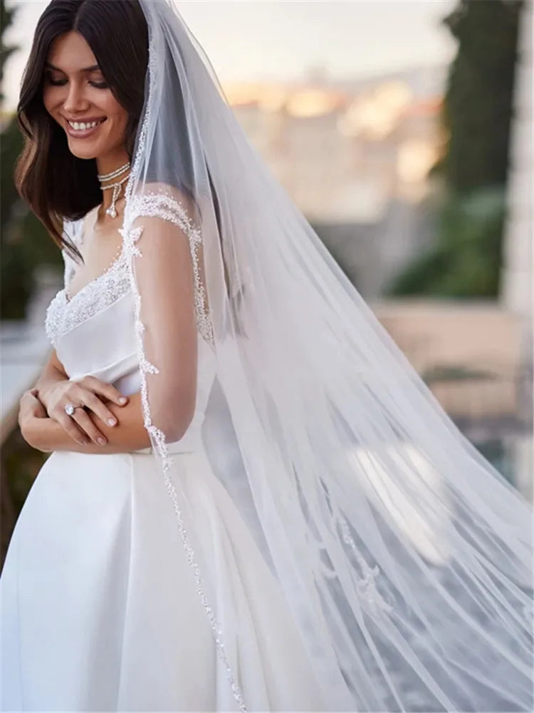 Expertly crafted with delicate lace, the Robe Edwige is a modern take on the traditional wedding dress. Perfect for the stylish bride, this Vestido De Noiva features a flattering silhouette. Make a stunning entrance on your special day with this elegant lace Boda dress.