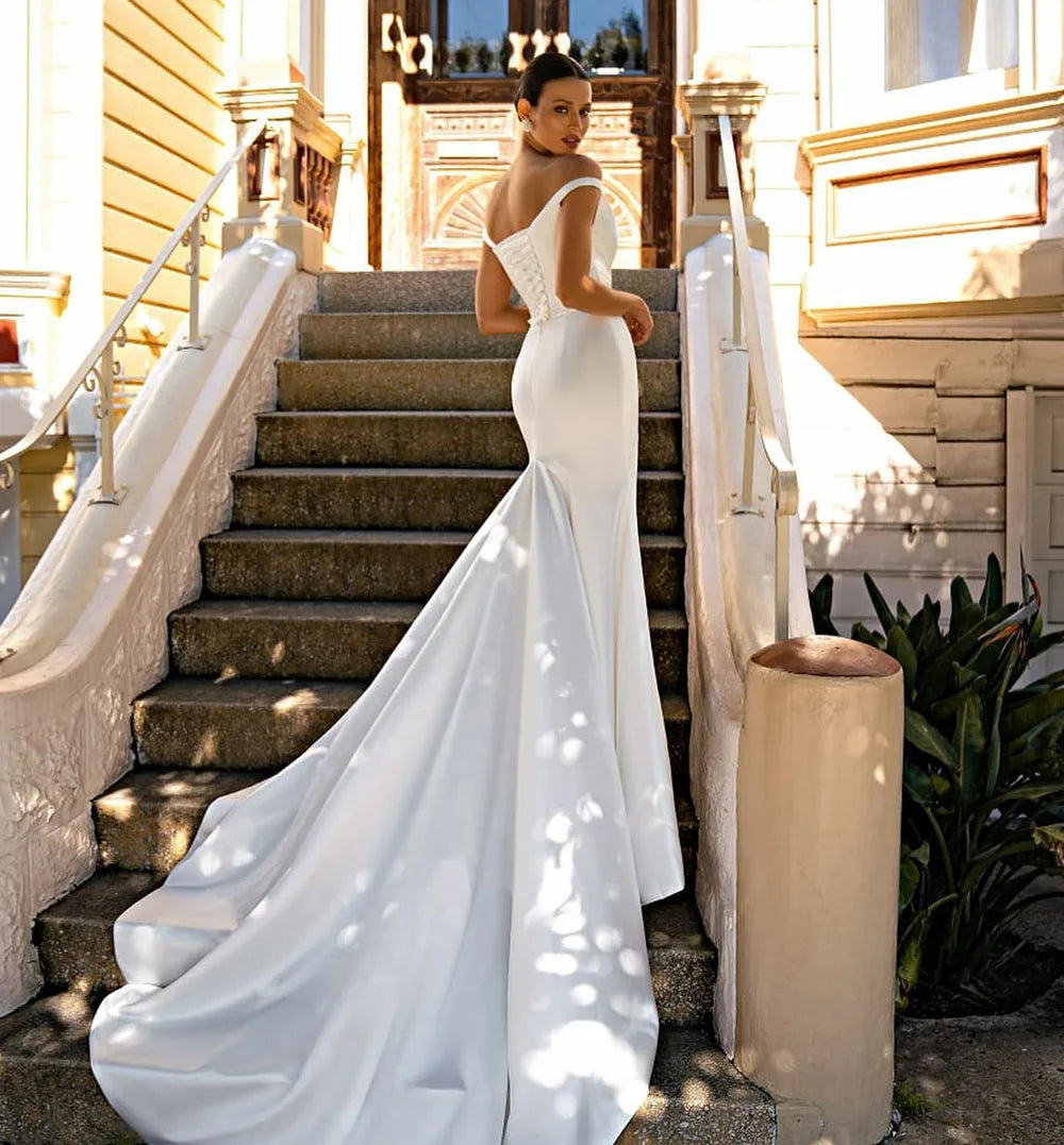 Get ready to make a statement in the Robe Alienor, with its elegant lace-up back and luxurious matte thick summer satin material. This mermaid wedding dress will have you feeling like a true alien beauty on your special day. Elevate your style with this stunning gown.