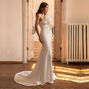 Make a statement with the Robe Charlotte – the perfect one shoulder, sophisticated bridal look. Dare to stand out and make your wedding day unforgettable! Show off your bold style as you walk down the aisle in this daring yet timeless piece.