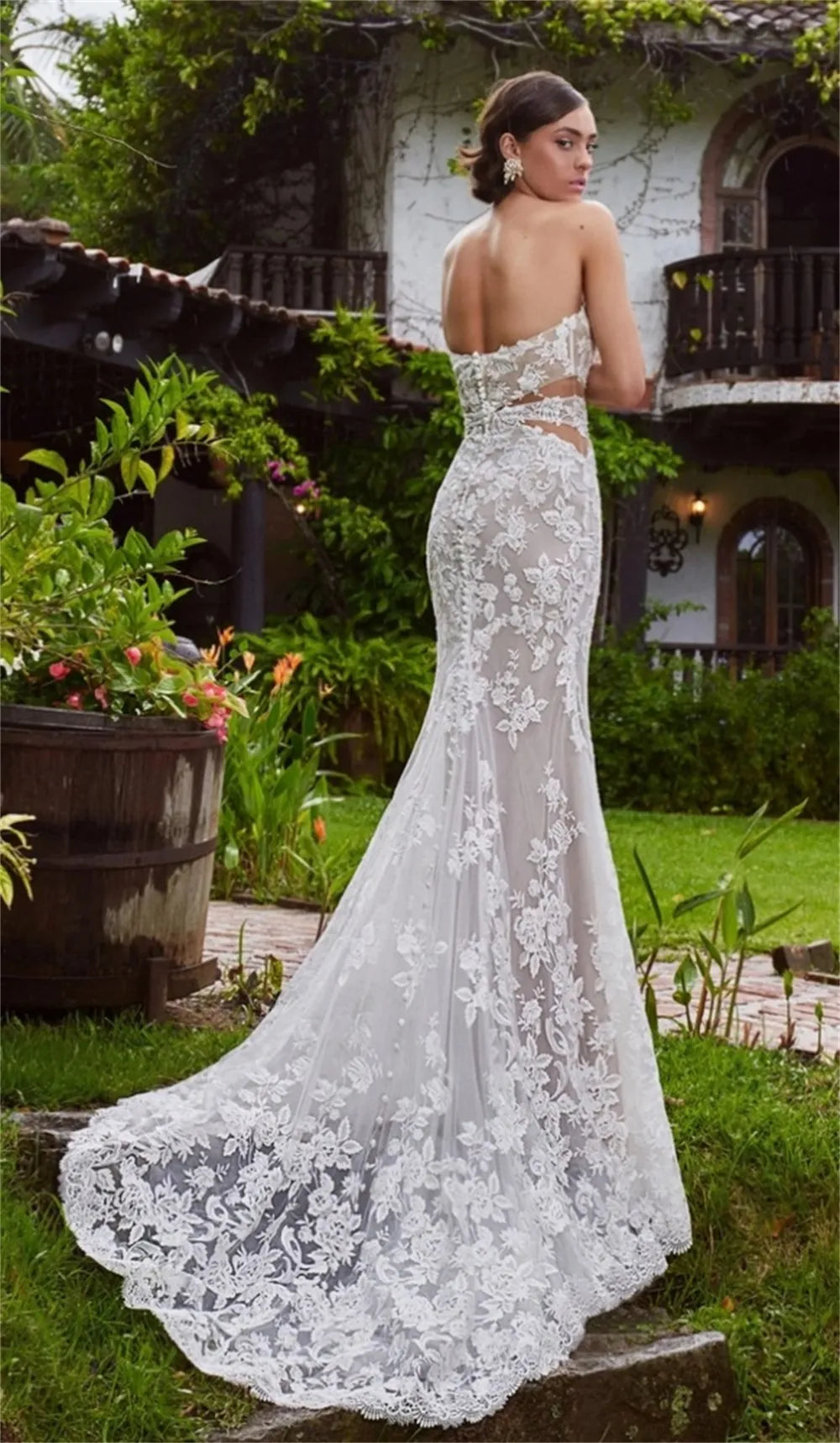 Indulge in the allure of the Robe Kelly. Its elegant mermaid silhouette, handmade flower lace, and cut-out open back exude luxury. Embrace sophistication with its strapless bodice and brush floor length. Let this masterpiece envelop you in tasteful opulence.