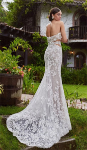 Indulge in the allure of the Robe Kelly. Its elegant mermaid silhouette, handmade flower lace, and cut-out open back exude luxury. Embrace sophistication with its strapless bodice and brush floor length. Let this masterpiece envelop you in tasteful opulence.