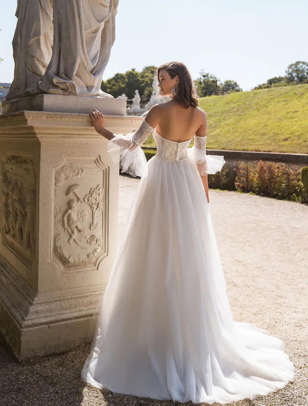 Look stunning on your special day with the Robe Danique. The off the shoulder design and delicate lace appliques give this dress a romantic, boho feel. The tulle sweep train adds a touch of elegance, making it perfect for a civil wedding. Say "I do" in style with this beautiful bridal dress.