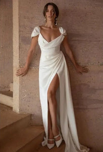 Expertly crafted for the modern bride, the Robe Rosemarie is a stunning blend of simplicity and elegance. With a figure-flattering A-line silhouette and a delicate off-the-shoulder neckline, this chiffon wedding dress exudes effortless beauty. The sexy side split and V-back add a touch of sensuality, making it the perfect choice for a beach wedding. Available in a charming rose color, this dress will make any bride feel like a vision on her special day.