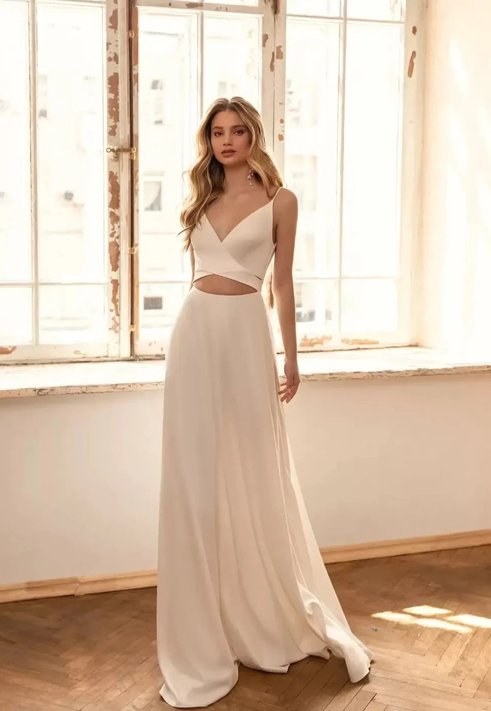 Look like a queen on your special day in this amazing wedding gown! The V-neckline, spaghetti straps, and A-Line silhouette of the Robe Marguerite make it the perfect choice for timeless bridal beauty. Dare to be the belle of the ball in this stunning bridal&nbsp;dress!