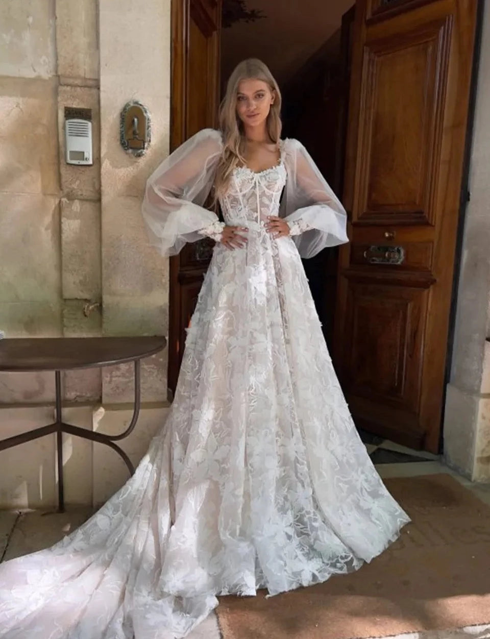 Make your special day extra special with Robe Nancy's wedding dress. This beautiful gown features a sweetheart neckline and princess-style silhouette for a timeless and classic look. The exquisite bodice and soft, luxurious fabric will make you feel like royalty.