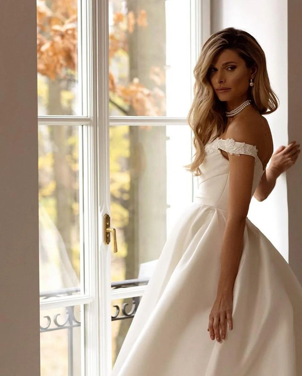 Indulge in luxury and sophistication with the vintage satin Robe Laverne. This off-shoulder A-line gown is crafted to perfection, featuring a backless design that will make you stand out on your special day. Be the epitome of elegance and grace with this timeless and romantic bridal gown.