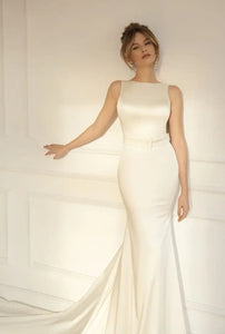The beautiful boheme Robe Eloise is a one-of-a-kind bridal gown that combines sophistication and modernity in perfect harmony. With its unique scoop sleeve design and luxurious fabric, this robe is sure to add a touch of elegance to your special day.