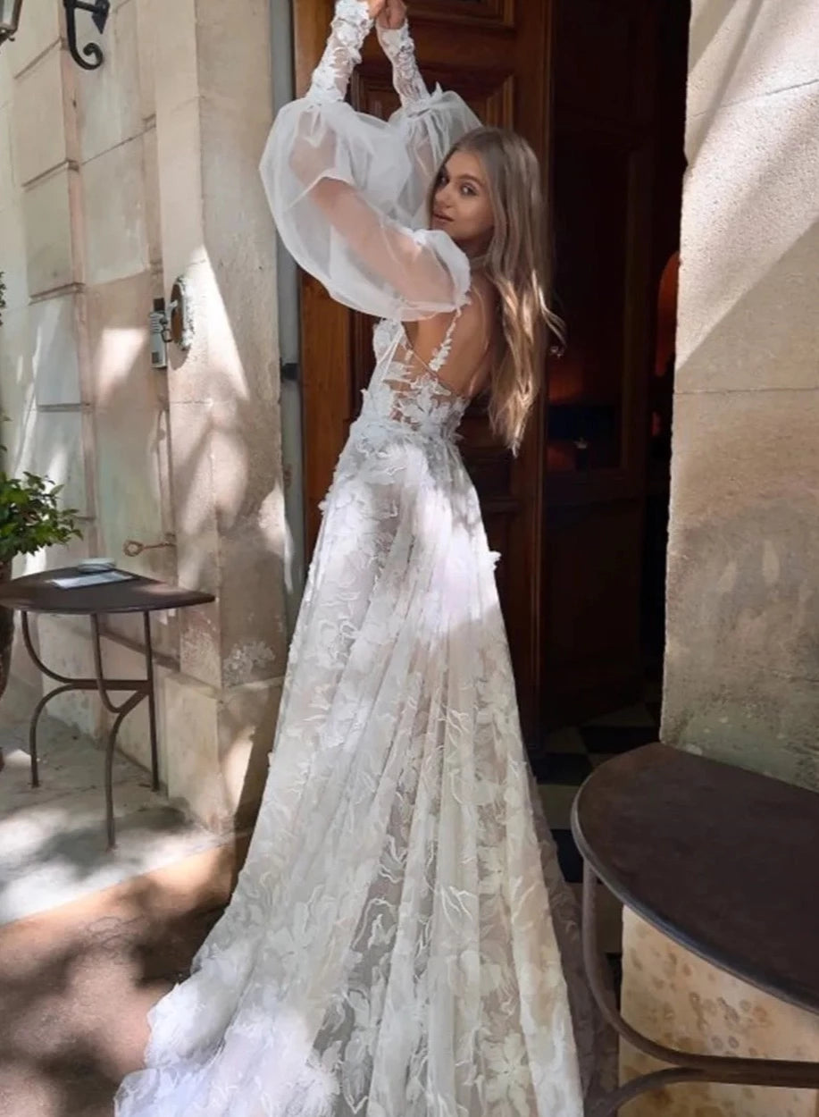 Make your special day extra special with Robe Nancy's wedding dress. This beautiful gown features a sweetheart neckline and princess-style silhouette for a timeless and classic look. The exquisite bodice and soft, luxurious fabric will make you feel like royalty.
