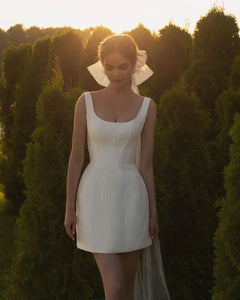 The Robe Chloé features a square neck and a boning fitted bodice that creates an elegant and chic look, perfect for any party or special occasion. Its mini short design adds a modern touch, making it a versatile and stylish choice for weddings. Say "I do" in style with this elegant and flattering dress.