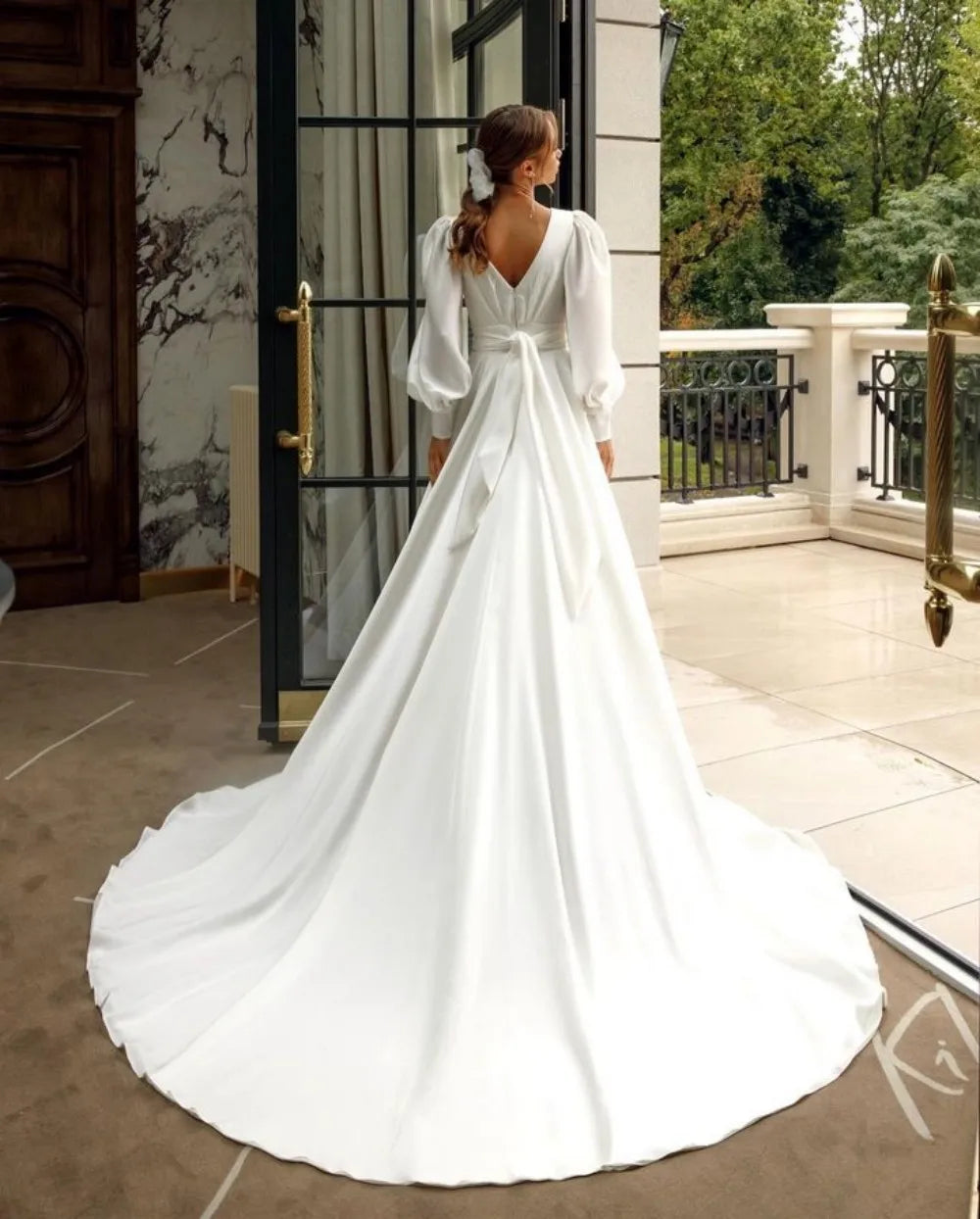 Elevate your bridal style with our Dress Pomeline! Made from elegant chiffon, this wedding dress will make you feel like a princess. With its long puff sleeves and pristine white color, you'll radiate grace and charm on your special day. Get ready to say "I do" in style and confidence.