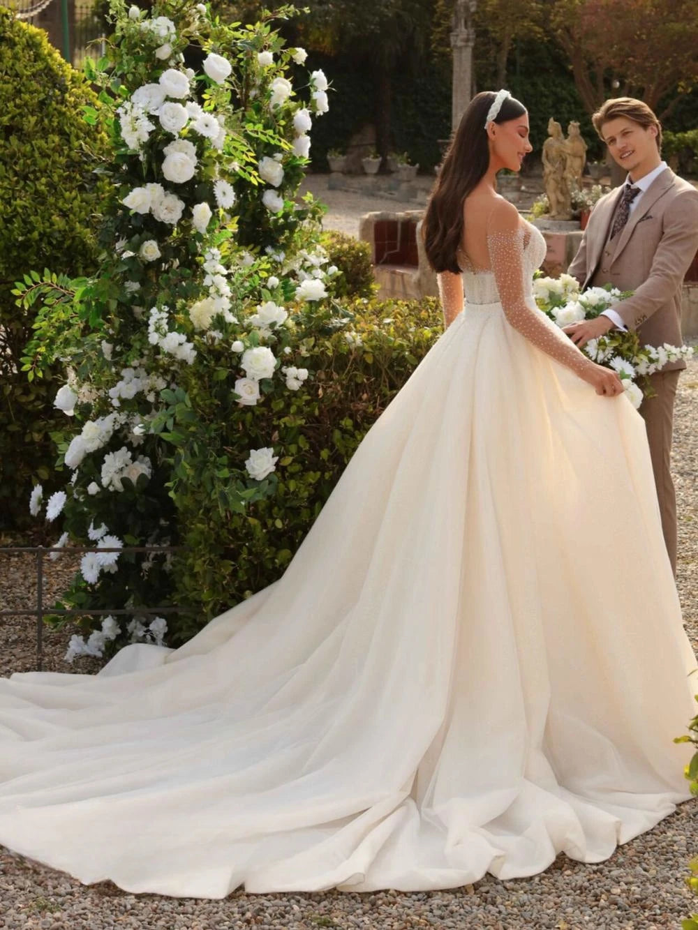 Indulge in luxury with our Robe Amaris, a classic O-neck wedding dress that exudes elegance and sophistication. Adorned with sparkly sequins and beads, this mermaid style gown features a detachable train for added drama. Make a statement on your special day with this exclusive piece.