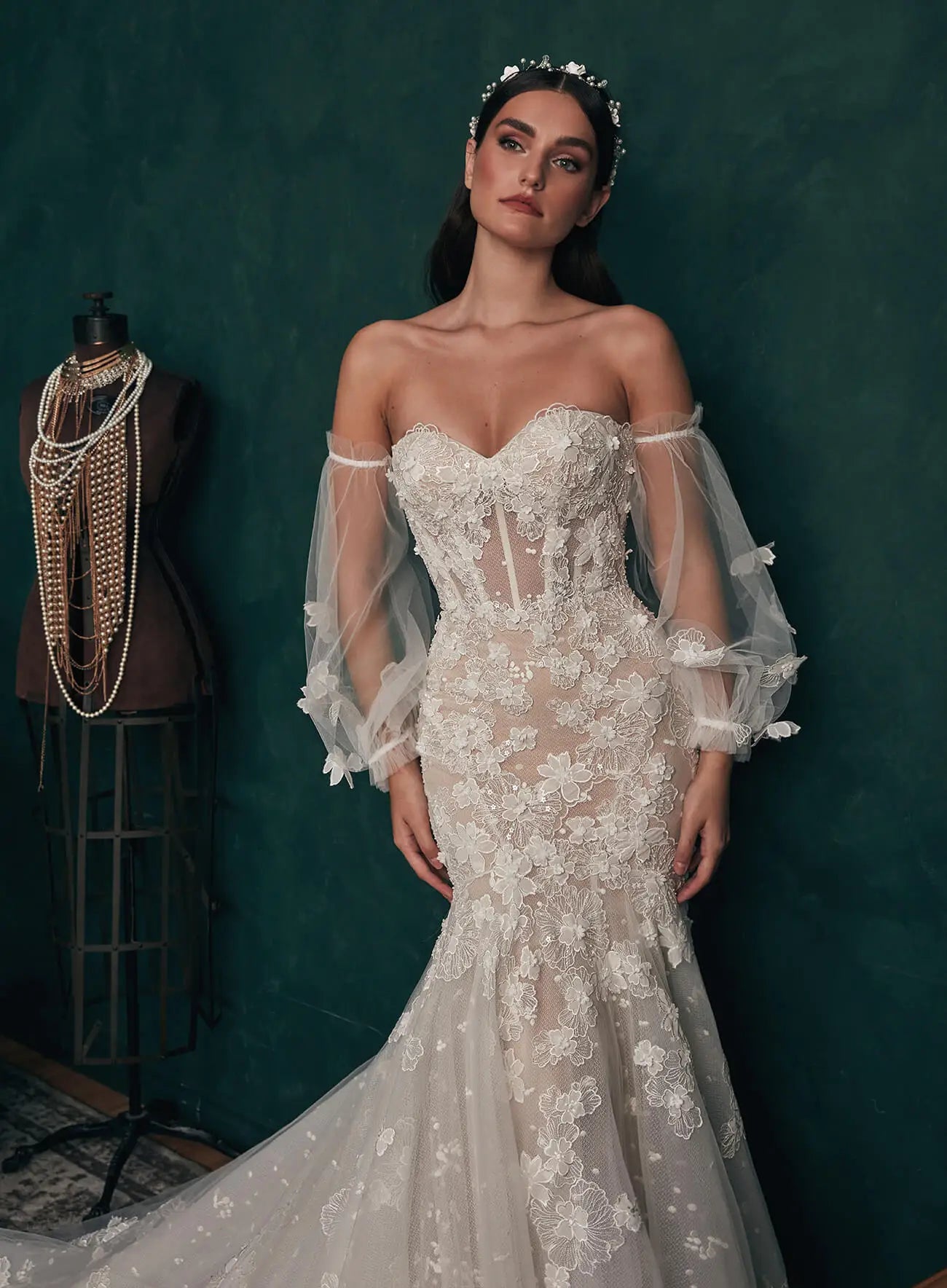 Exude elegance in our Dress Merle - the ultimate luxury bridal gown. Featuring exquisite long-sleeved lace details, this dress is perfect for the modern bride seeking a touch of romance. Elevate your special day with this stunning wedding dress.