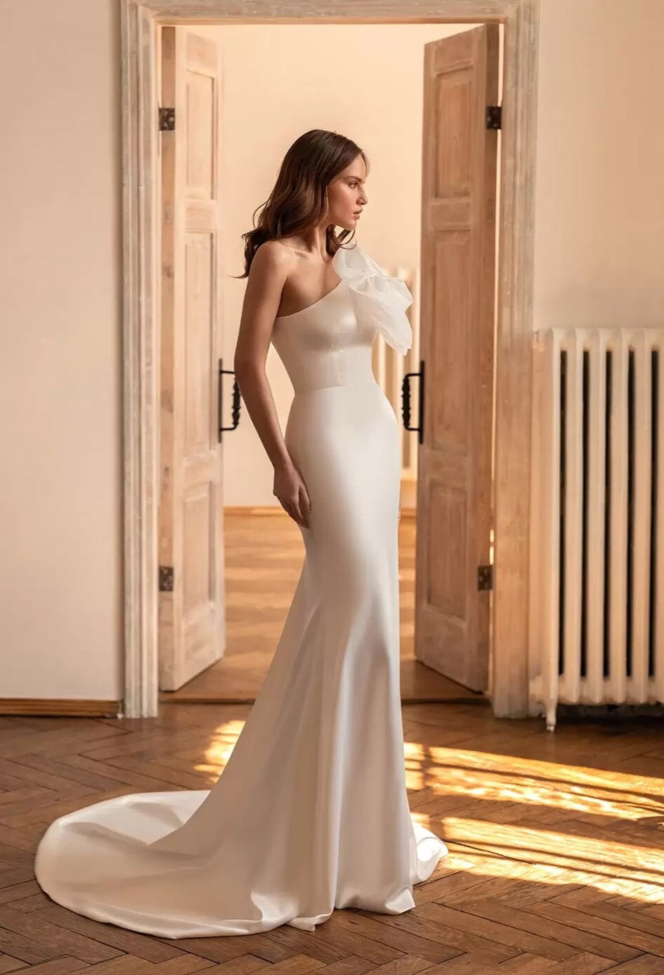 Make a statement with the Robe Charlotte – the perfect one shoulder, sophisticated bridal look. Dare to stand out and make your wedding day unforgettable! Show off your bold style as you walk down the aisle in this daring yet timeless piece.
