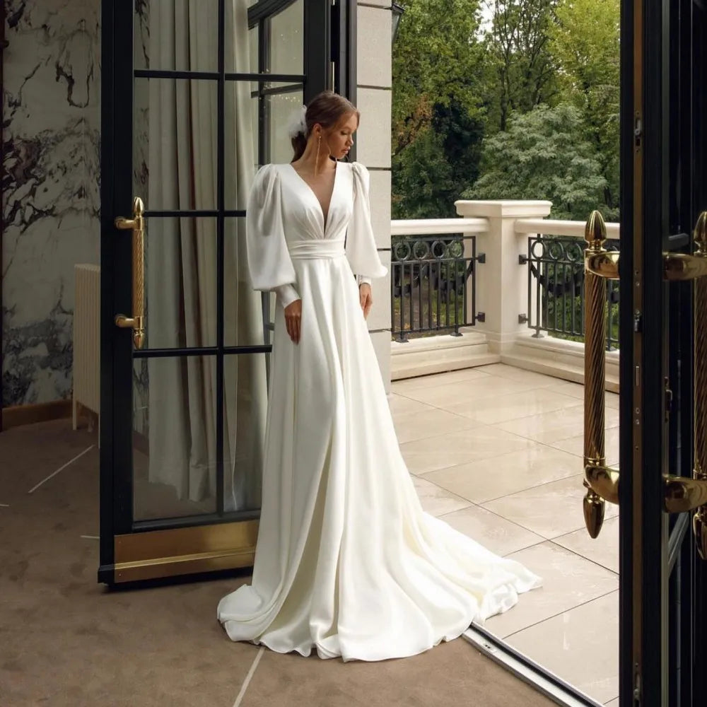 Elevate your bridal style with our Dress Pomeline! Made from elegant chiffon, this wedding dress will make you feel like a princess. With its long puff sleeves and pristine white color, you'll radiate grace and charm on your special day. Get ready to say "I do" in style and confidence.