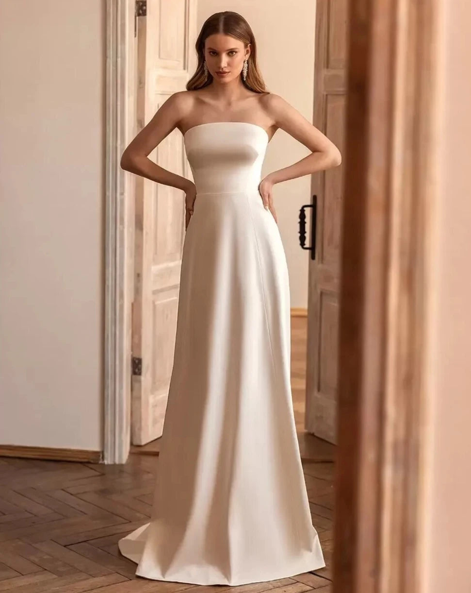 Introducing the Robe Samaria, a two-piece bridal gown that will have you saying "I do" to its strapless design. With a playful twist on traditional bridal wear, this gown will surely make you stand out on your big day. Get ready to put the fun in "bride fun" with the Robe Samaria!