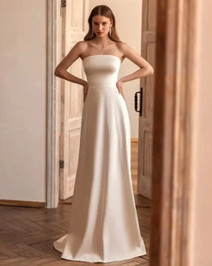 Introducing the Robe Samaria, a two-piece bridal gown that will have you saying "I do" to its strapless design. With a playful twist on traditional bridal wear, this gown will surely make you stand out on your big day. Get ready to put the fun in "bride fun" with the Robe Samaria!