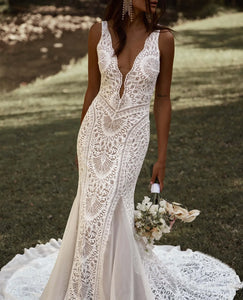 Indulge in the romantic allure of the Robe Perrine. This bohemian-inspired lace wedding dress is both simple and elegant, with a mermaid cut that effortlessly flatters your figure. The delicate lace adds a touch of sophistication, making you feel like a true siren on your special day.