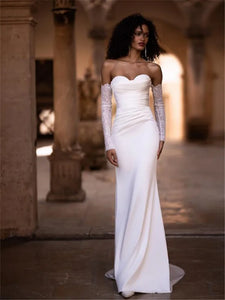 Indulge in luxury with the Robe Porter. This satin wedding dress doubles as a detachable 2-in-1 gown, making it perfect for any modern bride. The mermaid silhouette exudes simplicity and elegance, while the intricate design alludes to the world of high fashion. Elevate your special day with the Robe Porter.