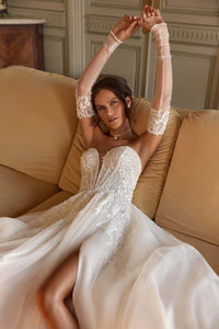 The Robe Ysabella is a beautiful long-sleeved wedding dress that exudes elegance and femininity. With its stylish design and long sleeves, the dress is perfect for a sophisticated and timeless look on your special day. Made with high-quality materials, this dress is a must-have for any bride looking for a sophisticated and stylish wedding gown.